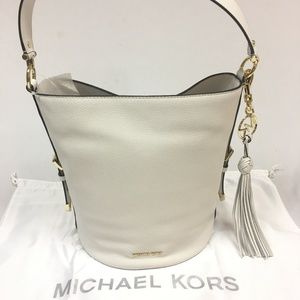 michael michael kors brooke pebble leather bucket shoulder bag